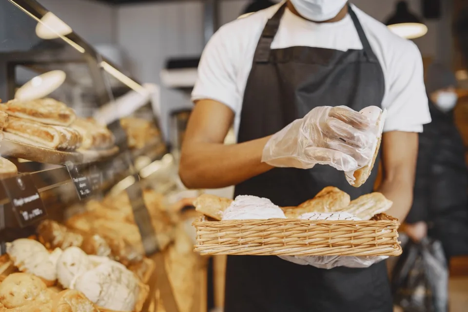 Khay bánh mới ra lò tại Lê Văn Trinh